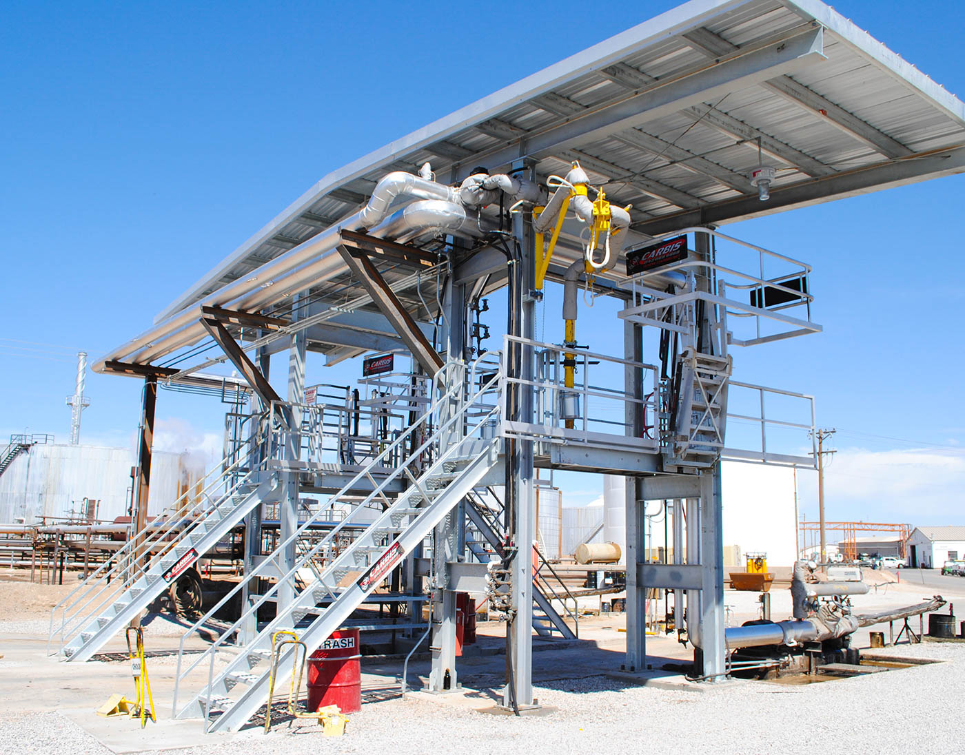 Multi-hatch truck loading system in a fuel loading bay.