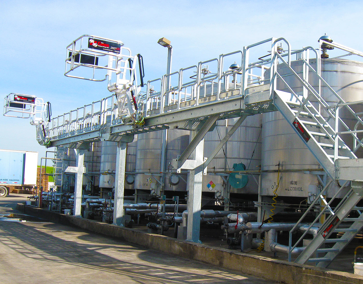 Multi-hatch truck loading system in front of some vessels.